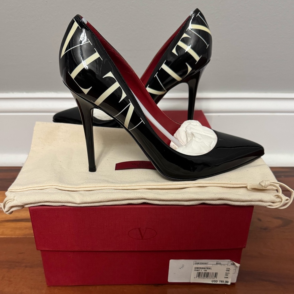 Valentino
Black
38.5 EU/ 7.5 US (runs small)